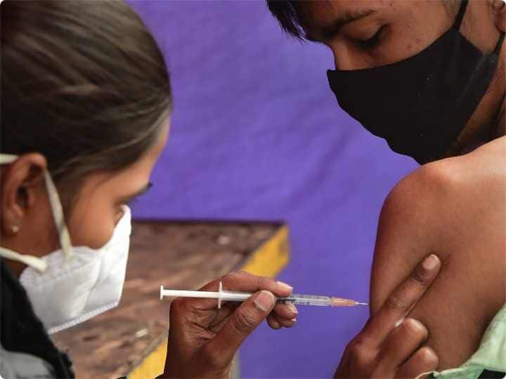 no shortage of vaccine in Maharashtra Health Ministry rubbishes claims of vaccine shortage ANN 'Maharashtra में नहीं है वैक्सीन की कमी', स्वास्थ्य मंत्रालय ने टीके की कमी के दावों को बताया गलत
