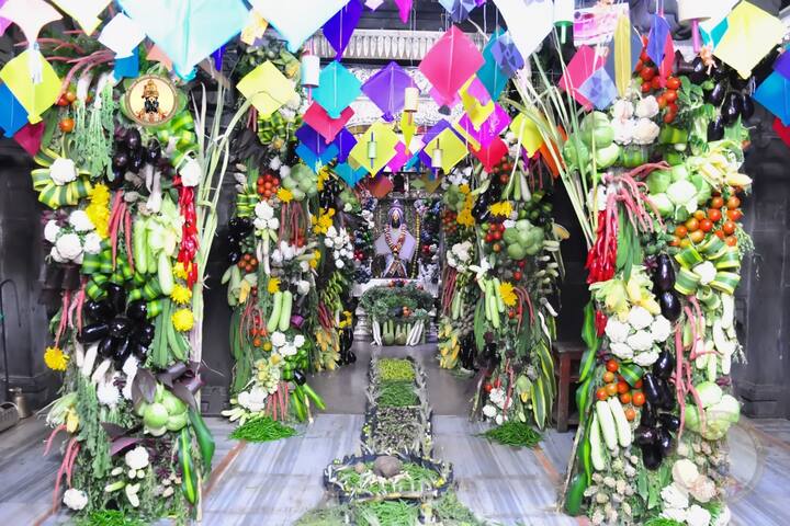 यासाठी साधारण दीड टन फळभाज्या व फुलांचा वापर करण्यात आला आहे .