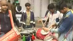 Swami Prasad Maurya के घर के बाहर लगी भीड़, Mukesh Verma बोले-'गरीबों के हक की लड़ाई'