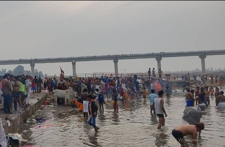 तस्वीरों में आप देख सकते हैं कि कितनी संख्या में यहां श्रद्धालु पहुंचे हैं. कोरोना संकट के बीच मुख्यमंत्री शिवराज सिंह चौहान के गृह जिले सीहोर में आंवली घाट नर्मदा नदी पर मकर संक्रांति के पर्व पर बड़ी संख्या में श्रद्धालु पहुंचे हैं और आस्था की डुबकी लगा रहे हैं. इस दौरान घाट मौजूद श्रद्धालुओं की भीड़ कोविड नियमो की अनदेखी करती नजर आई. ना तो लोग सोशल डिस्टेसिंग का पालन करते दिखे ओर ना ही चेहरो पर मास्क नजर आया. हालांकि इस दौरान यहां पुलिस जवान और अधिकारी मौजूद जरूर नजर आए.