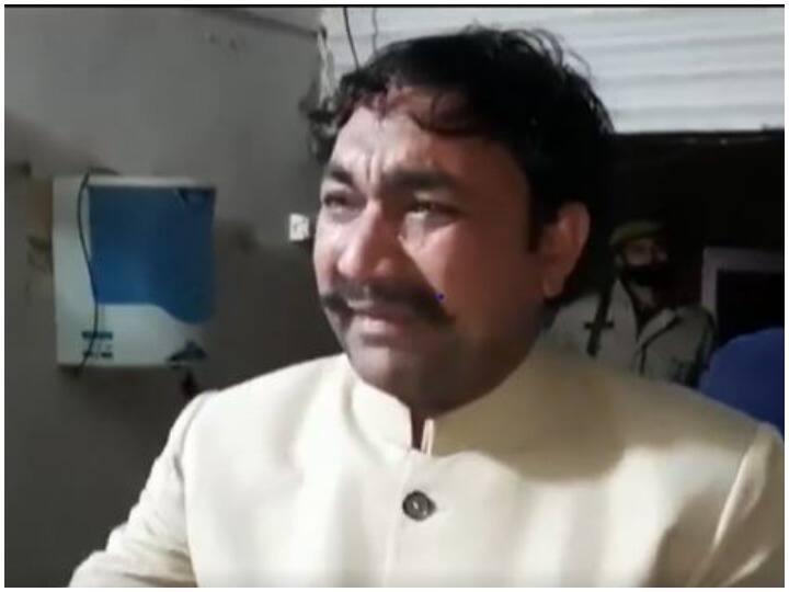 BSP worker Arshad Rana bitterly cries claiming that he was promised a ticket in UP elections WATCH: कैमरे के सामने अपने आंसू नहीं रोक पाया ये नेता, फूट-फूट कर कह दी पार्टी के धोखे की बात