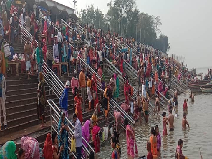 Faith over the epidemic, hundreds of people took a dip in the Ganges, donated on Makar Sankranti ann Makar Sankranti 2022: महामारी पर भारी पड़ी आस्था, सैकड़ों लोगों ने गंगा में लगाई डुबकी, मकर संक्रांति पर किया दान पुण्य