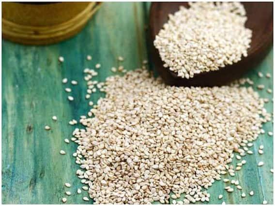 તલ - મકરસંક્રાંતિના દિવસે બ્રાહ્મણો અને ગરીબોને તલથી બનેલી વસ્તુઓનું દાન કરવું જોઈએ. આ દિવસે ભગવાન સૂર્ય, વિષ્ણુ અને શનિદેવની પૂજા તલથી કરવામાં આવે છે. મકરસંક્રાંતિના દિવસે તલનું દાન કરવાથી શનિદોષ દૂર થાય છે.