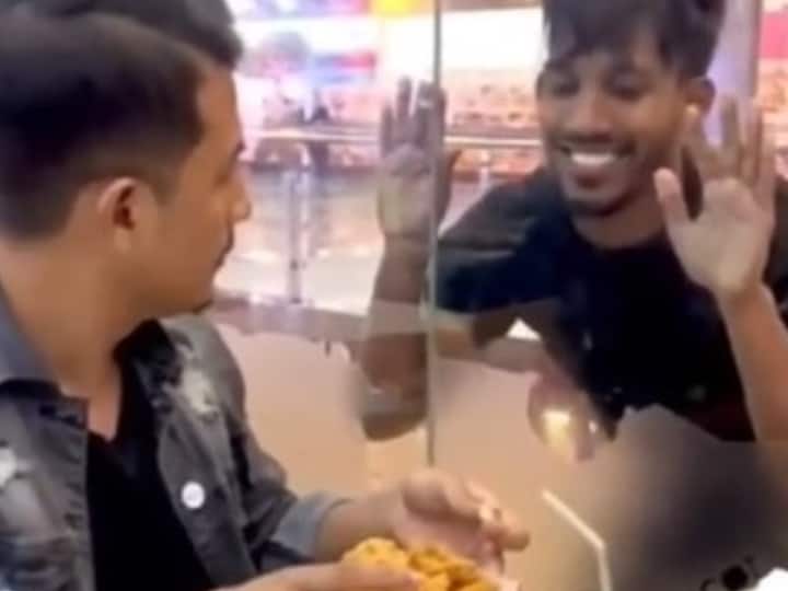 funny video from restaurant, a man shocked when a boy asked something special to him Watch : खाना खा रहे एक शख्स से एक लड़के ने कर दी ऐसी फरमाइश, देखकर आप भी नहीं रोक पाएंगे अपनी हंसी