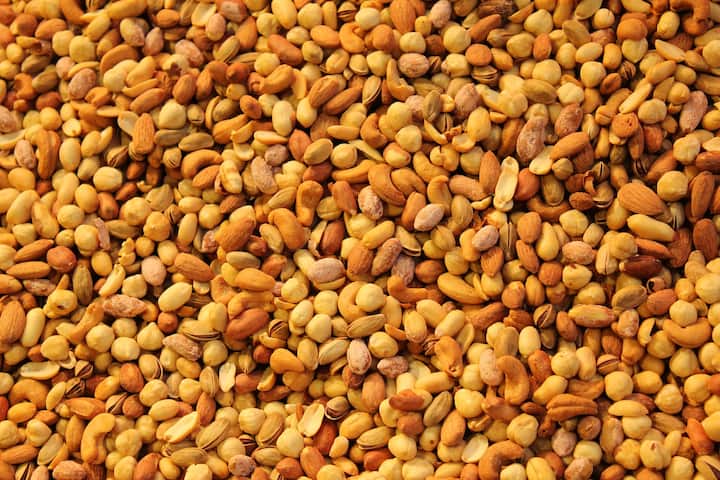 सुका मेवा (Dry Fruits) - हिवाळ्यात बदाम, बेदाणे, अंजीर यासोबतच सर्व प्रकारचे ड्रायफ्रुट्स खावेत. या सर्व ड्रायफ्रुट्समध्ये भरपूर प्रथिने आणि जीवनसत्त्वे असतात. त्यामुळे हिवाळ्यात त्यांचे सेवन करणे आवश्यक आहे.