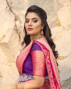 Sreemukhi Photos : లంగా ఓణీలో వయ్యారాలు ఒలకబోస్తున్న టాప్ యాంకర్