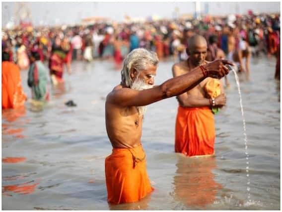 Makar Sankranti 2022: જ્યારે સૂર્ય મકર રાશિમાં પ્રવેશ કરે છે ત્યારે મકરસંક્રાંતિ ઉજવવામાં આવે છે. દર વર્ષે 14 જાન્યુઆરી (મકરસંક્રાંતિ 2022) ના રોજ સમગ્ર દેશમાં મકર સંક્રાંતિનો તહેવાર ઉજવવામાં આવે છે. મકરસંક્રાંતિ પર દાન અને સ્નાનનું વિશેષ મહત્વ છે. કહેવાય છે કે મકરસંક્રાંતિના દિવસે દાન કરવાથી ઘરમાં ધનની કમી નથી રહેતી. આ દિવસે તમારે આ વસ્તુઓનું દાન કરવું જોઈએ.