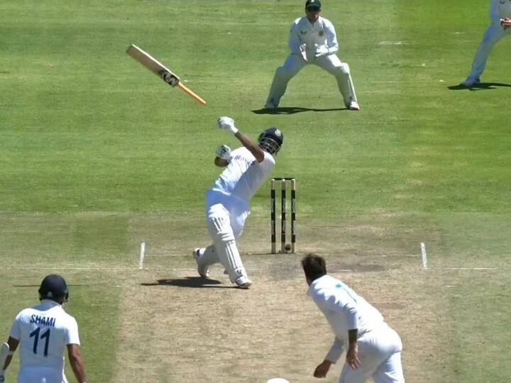 IND vs SA 3rd Test Rishabh Pant's bat flies off his hand, he picks it up and pays his respects Cape Town Test: शॉट मारते वक्त हवा में उछल गया Rishabh Pant का बल्ला, फिर हुआ कुछ ऐसा कि सोशल मीडिया पर मिल रही तारीफें