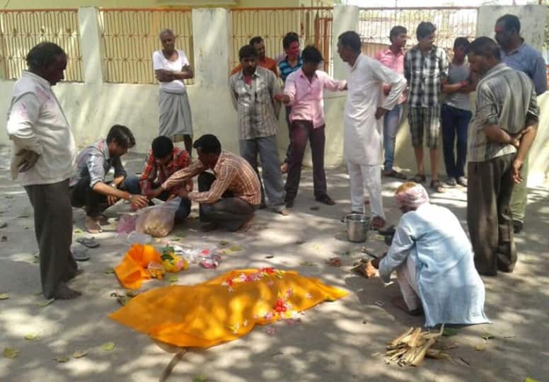 dog's birthday .. monkey funeral With Heavy Crowds..! Is Corona so out of comedy? No Corona Fear : మొన్న కుక్క బర్త్‌డే.. నేడు కోతి అంత్యక్రియలు..! కరోనా అంటే అంత కామెడీ అయిపోయిందా ?