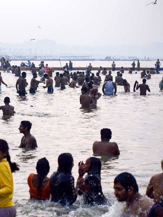 मकर संक्रांति पर श्रद्धालुओं की डुबकी