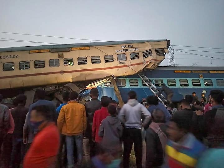 West Bengal: Bikaner-Guwahati Express derails at Mainaguri 7 dead, Railway Minister Ashwini Vaishnav will visit the spot today West Bengal Train Accident: बंगाल रेल हादसे में 7 लोगों की मौत, 45 से अधिक घायल, आज घटनास्थल पर जाएंगे रेल मंत्री