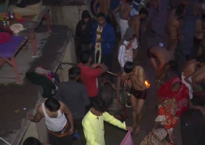 Devotees take a holy dip in the Ganges in Varanasi on Makar Sankranti Makar Sankranti 2022: मकर संक्रांति पर वाराणसी में श्रद्धालुओं ने लगाई गंगा में आस्था की डुबकी