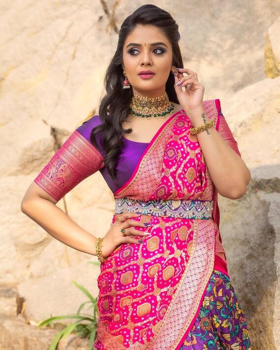 Sreemukhi Photos :  లంగా ఓణీలో వయ్యారాలు ఒలకబోస్తున్న టాప్ యాంకర్