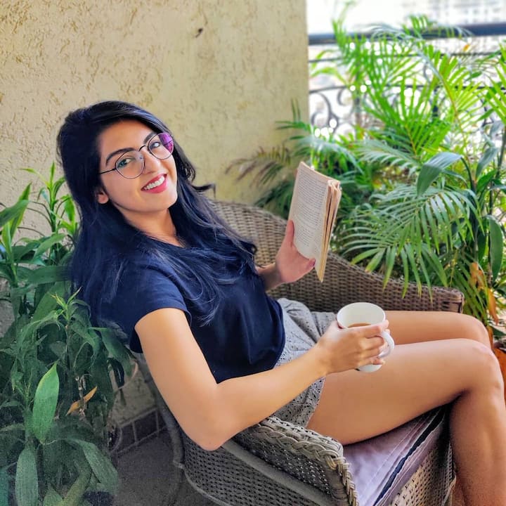 अमृता प्रकाश को जहां आपने फिल्म में सांवले रंग के चलते ताने सुनते देखा होगा, वहीं उनका मेकओवर उन सभी तानों का जवाब है.