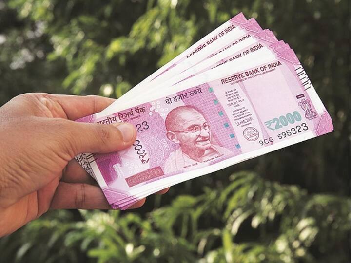 अगर किसी केंद्रीय कर्मचारी की बेसिक सैलरी (Basic Salary) 18,000 रुपए है, तो भत्तों को छोड़कर उसकी सैलरी होगी 18,000 X 2.57= 46,260 रुपए. अगर इसी को 3.68 मान लिया जाए तो सैलरी होगी 26000X3.68= 95,680 रुपए. कर्मचारियों को इसमें बंपर फायदा मिलेगा. मतलब कुल मिलाकर कर्मचारियों की सैलरी में 49,420 रुपए का इजाफा होगा. ये कैलकुलेशन न्यूनतम बेसिक सैलरी पर किया गया है. अधिकतम सैलरी वालों को और बड़ा फायदा मिलेगा.