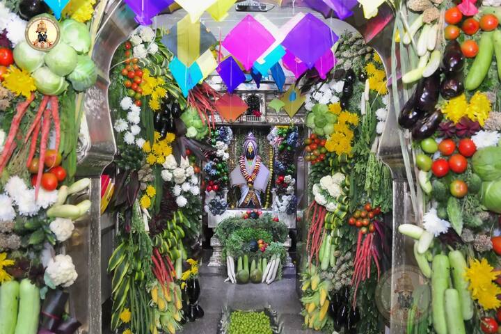 यंदा प्रथमच या सजावटीसाठी 60 प्रकारच्या फळं भाज्यांचा कल्पकतेने वापर केला आहे.