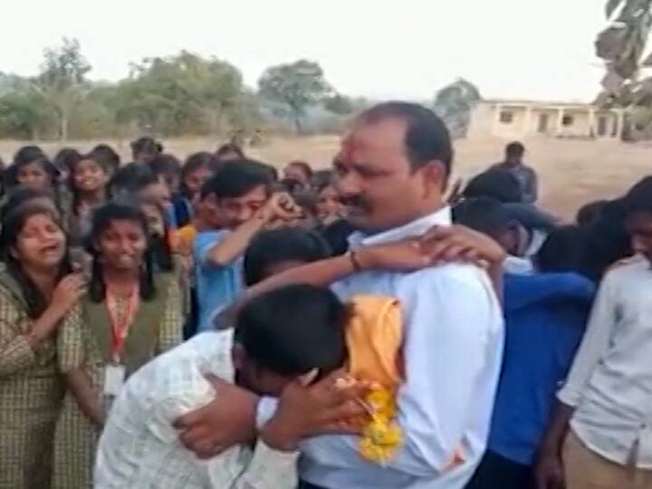 Karnataka Bidar news teacher transfered students gets emotional  गुरु अन् विद्यार्थ्यांचं हे नातं....गुरुजींच्या निरोप समारंभात विद्यार्थी ओक्साबोक्शी रडले