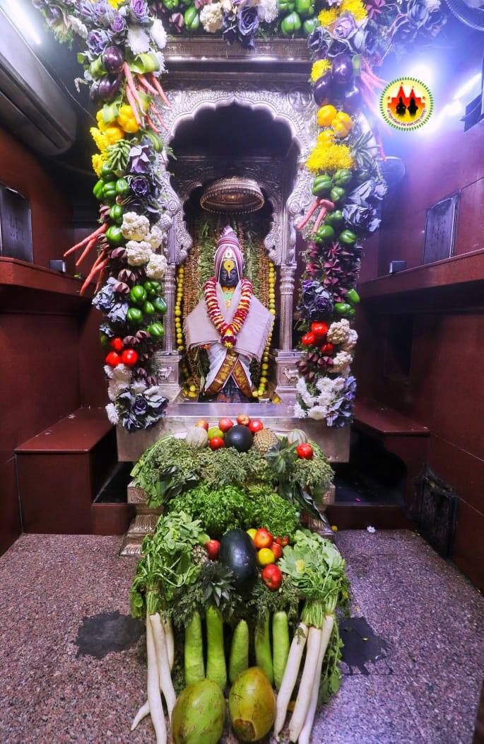 याशिवाय फुलांचा वापर करताना मधूनच तिळगुळ आणि पंतंगांचा देखील सुरेख रीतीने वापर करण्यात आला आहे .