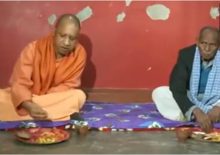 Gorakhpur CM Yogi Adityanath had Khichri Sahbhoj at the residence of bjp Dalit worker Amritlal Bharti UP Election 2022: मकर संक्रांति पर Yogi Adityanath ने दलित कार्यकर्ता के घर खाई खिचड़ी, सामने आई है ये वीडियो