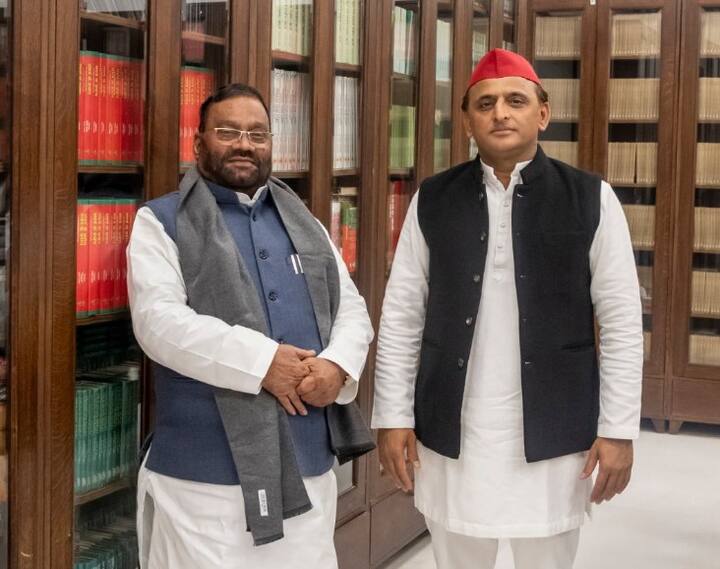 वहीं, सपा इस मामले में ज्यादा आक्रामक मुद्रा में है और वह पूर्वांचल में दबदबा रखने वाले राजभर समाज के नेता और पूर्व में बीजेपी के साथी रहे ओमप्रकाश राजभर की सुहेलदेव भारतीय समाज पार्टी और योगी सरकार के तीन मंत्रियों को अपने पाले में लाने में कामयाब रही है. इसके अलावा सपा अध्यक्ष अखिलेश यादव ने वक्त की नजाकत को समझते हुए कभी अपने प्रतिद्वंदी रहे अपने चाचा शिवपाल सिंह यादव से भी हाथ मिला लिया है.