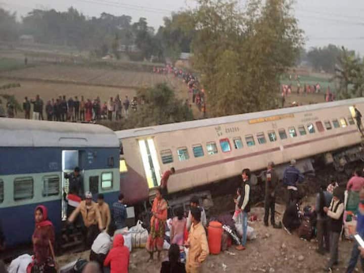 पश्चिम बंगाल के जलपाईगुड़ी में गुरुवार को बड़ा रेल हादसा हो गया. बीकानेर-गुवाहाटी एक्सप्रेस ट्रेन के 12 डिब्बे पटरी से उतर गए. इस घटना में अब तक 7 लोगों की मौत हो चुकी है.