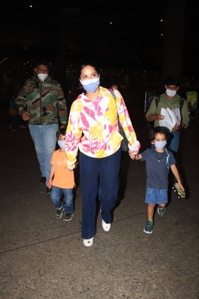 सोशल मीडिया पर अपनी अदाओं से दीवाना बनाने वाली सनी की पर्सनल ज़िंदगी पर नजर डाले तो मालूम पड़ता है कि वो अच्छी एक्ट्रेस होने के साथ साथ अच्छी मां भी हैं.
