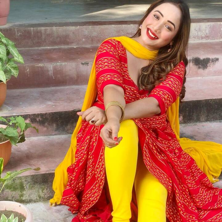 रेड और येलो सूट पहने रानी चटर्जी की ये नेचुरल ब्यूटी किसी भी धड़कनें बढ़ा सकती हैं.
