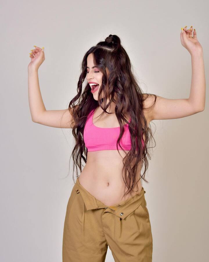 हाल ही में उर्फी ने हवाई अड्डे पर बिना बटन वाली चेकर पैंट पहनकर खूब सुर्खियां बटोरी. उन्हें इस लुक के लिए खूब ट्रोल किया गया था. वहीं, सितंबर 2021 में, उर्फी को गलती से मशहूर लेखक जावेद अख्तर की पोती समझ लिया गया था.