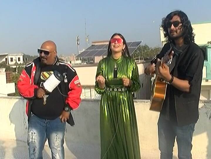 Makar Sankranti 2022 Live Update : કોરોના સંક્રમણ વચ્ચે લોકો માણી રહ્યા છે પતંગની મજા, પોલીસ એલર્ટ Makar Sankranti 2022 : Uttarayan celebration with corona guideline in Gujarat Makar Sankranti 2022 Live Update : કોરોના સંક્રમણ વચ્ચે લોકો માણી રહ્યા છે પતંગની મજા, પોલીસ એલર્ટ