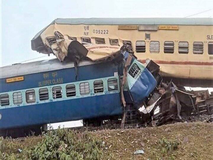 घटनास्थल पर राहत और बचाव का कार्य जारी है. एनडीआरएफ के साथ बीएसएफ भी रेस्क्यू ऑपरेशन में जुटी है. रेल मंत्री अश्विनी वैष्णव भी आज घटनास्थल पर पहुंचेंगे.
