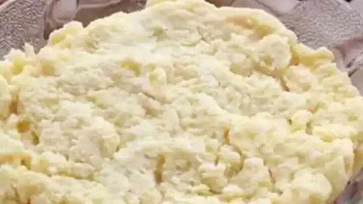 এ বার ক্ষীরের মধ্যে রোস্ট করে রাখা তিল ঢেলে দিন। চিনি দিন তার মধ্যে।