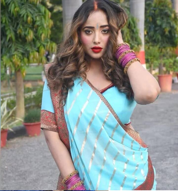 साड़ी में भी रानी चटर्जी कुछ कम नहीं दिखतीं. एक्ट्रेस का ये इंडियन लुक भी फैन्स के दिलों को चुरा ले जाता है.
