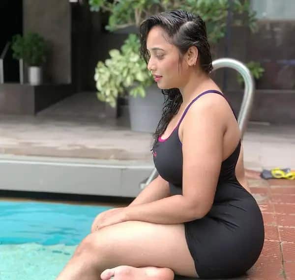 ब्लैक मोनोकनी पहने स्विमिंग किनारे पोज देतीं रानी चटर्जी का दिलकश अंदाज फैन्स को दीवाना बनाने के लिए काफी है.