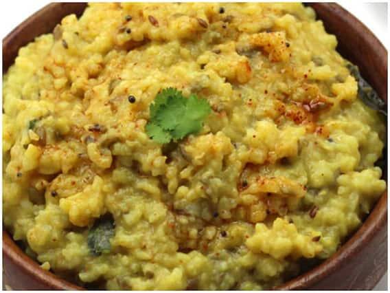 ખીચડી- મકરસંક્રાંતિના દિવસે ખીચડીનું દાન કરવાથી શનિ દોષ પણ દૂર થાય છે. આ દિવસે ચોખા અને અડદની દાળની બનેલી ખીચડી ખવડાવો. અડદની દાળનું દાન કરવાથી શનિદોષ દૂર થાય છે.