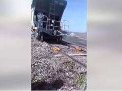 Watch: पटरी से उतरी भारी भरकम ट्रेन को दोबारा पटरी पर कैसे चढ़ाया जाता है, नहीं पता तो जान लें