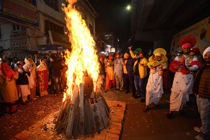 লোহরির রাত বছরের দীর্ঘতম রাত হিসেবে মনে করা হয়। চান্দ্র পঞ্জিকা অনুসারে,, এই উৎসবের মাধ্যমে দক্ষিণায়নের অবসান সূচিত হয়। সেইসঙ্গে বছরে শীতলতম মাসের সমাপ্তি হিসেবেও চিহ্নিত হয় এই উৎসবে। কারণ,এরপর থেকে পূথিবীর সূর্যের কাছে আসতে শুরু করে।