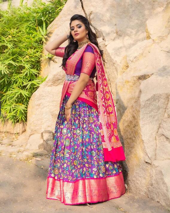 Sreemukhi Photos :  లంగా ఓణీలో వయ్యారాలు ఒలకబోస్తున్న టాప్ యాంకర్