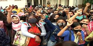 Calcutta University: অ্যাডমিট কার্ড না পেয়ে অধ্যাপক, কর্মীদের তালাবন্দি, বিক্ষোভে উত্তাল কলকাতা বিশ্ববিদ্যালয়