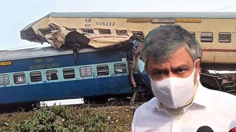 West Bengal: Railway Minister Ashwini Vaishnaw reaches the train accident site near Domohani, Jalpaiguri Ashwini Vaishnaw: 'দুর্ঘটনার কারণ জানতেই এসেছি, পরিস্থিতি খতিয়ে দেখছি', ঘটনাস্থলে পৌঁছে জানালেন রেলমন্ত্রী