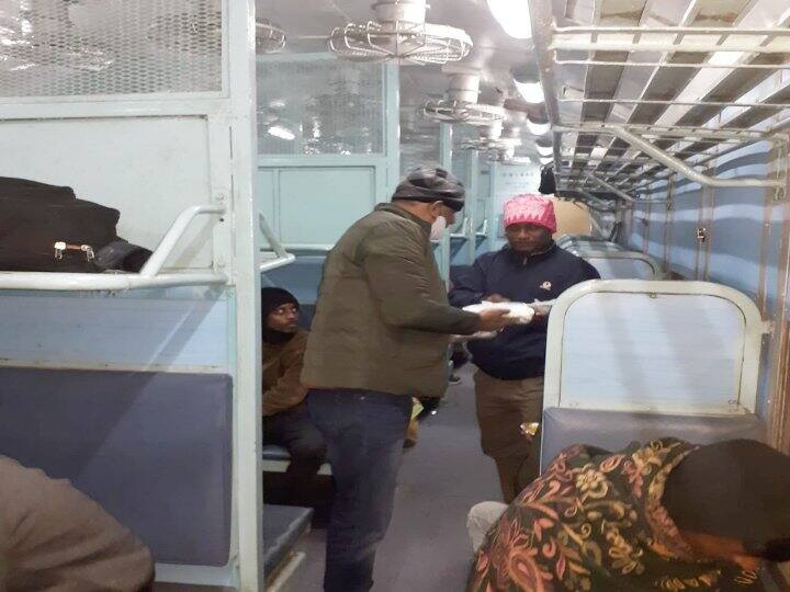 इससे पहले घायलों को डिब्बे से बाहर निकालकर स्ट्रेचर के जरिए एंबुलेंस और फिर जलपाईगुड़ी अस्पताल तक पहुंचाया गया. इसके अलावा जलपाईगुड़ी में बीएसएफ हेडक्वार्टर से घटनास्थल पर खाने के सैंकड़ों पैकेट, चाय, पानी के बोतल और हर जरूरी चीज को भी पहुंचाया गया.