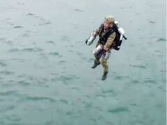 Watch: अद्भुत, अकल्पनीय... उफान लेती समुद्री लहरों के ऊपर बिना पैराशूट के ही उड़ने लगा सैनिक, दंग रह गए लोग