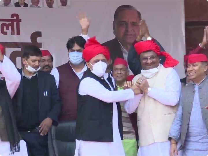 उत्तर प्रदेश में विधानसभा चुनाव के एलान के बाद नेताओं का दल बदल जारी है. इसी क्रम में भारतीय जनता पार्टी के कई नेता ने आज समाजवादी पार्टी में शामिल हुए. सपा में स्वामी प्रसाद मौर्य, धर्म सिंह सैनी, रोशन लाल वर्मा, विनय शाक्य, बृजेश प्रजापति, भगवती प्रसाद सागर, मुकेश वर्मा, अपना दल के चौधरी अमर सिंह, युसुफ अली, नीरज मौर्य, हरपाल सैनी शामिल हो रहे हैं.