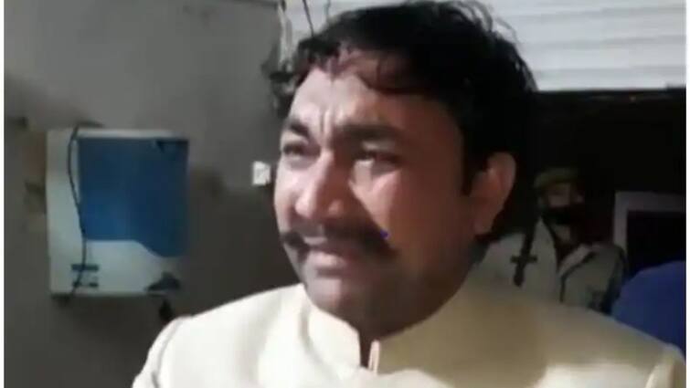 UP Election 2022 bsp worker arshad rana bitterly cries claiming that he was promised a ticket in up elections UP Election 2022: ভোটে দলের টিকিট না পেয়ে ক্যামেরার সামনেই ডুকরে কেঁদে ফেললেন এই নেতা