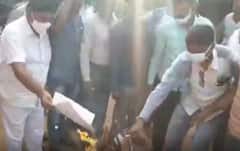 Employees Protest using Bhogi Fire: పీఆర్సీపై భోగి రోజున ఉద్యోగుల నిరసన | AP Govt