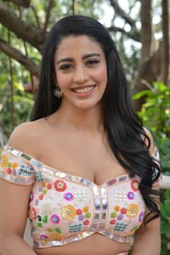 Daksha Nagarkar: దక్ష అందాలను.. అలా దీక్షగా చూడొద్దు, దిష్టి తగులుద్ది!