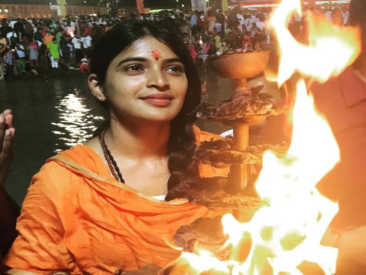 Sanchita Shetty celebrating Mahara Sankranthi in temple with orange costume goes viral சாமியார் போல மாறிய விஜய் சேதுபதி ஜோடி.. வட இந்திய பொங்கலும், சஞ்சிதாவின் மெசேஜும்...