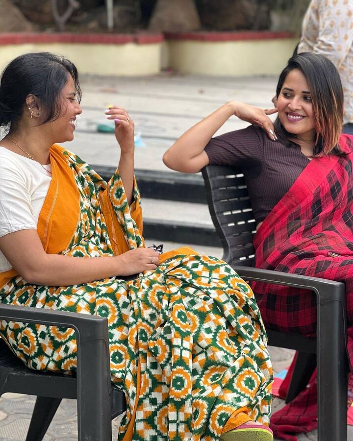 సరదాగా కబుర్లు చెబుతూ... (Image courtesy - @anasuya bharadwaj/Instagram)