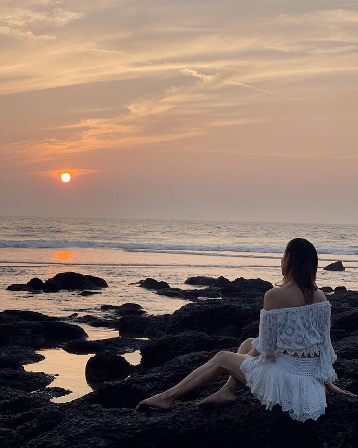 मौनी रॉय हिने आधी टीव्ही जगतात वर्चस्व निर्माण केलं होतं. त्यानंतर बॉलिवूडमध्येही वेगेवगेळ्या भूमिका केल्या..