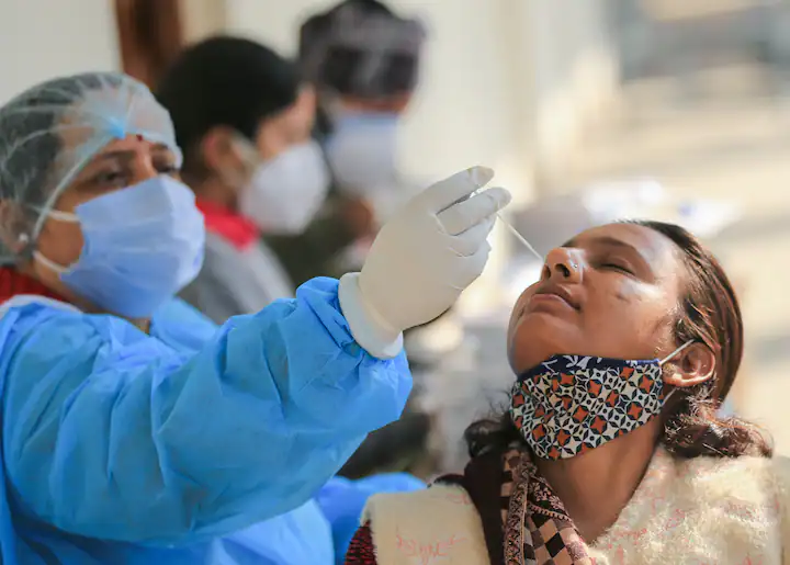 Delhi Corona Cases: दिल्ली में कोरोना के नए मामलों में गिरावट, आज आए 20 हजार से ज्यादा केस, 30 की मौत