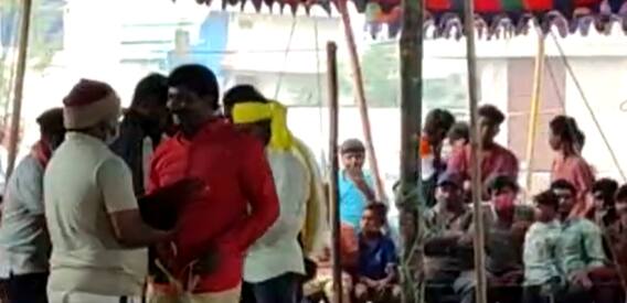 Cock Fights: భారీగా సాగుతున్న కోడి పందాలు...త‌ర‌లివ‌స్తున్న పందెం రాయుళ్ళు| Sankranthi ABP Desam